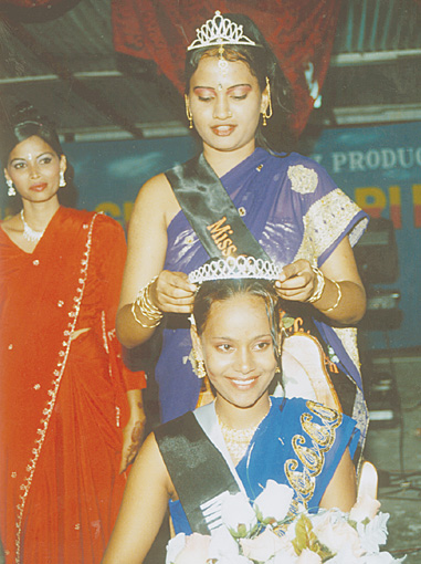 A happy and relieved Shareen Mohamed being crowned by then reigning queen Aloma Launi.